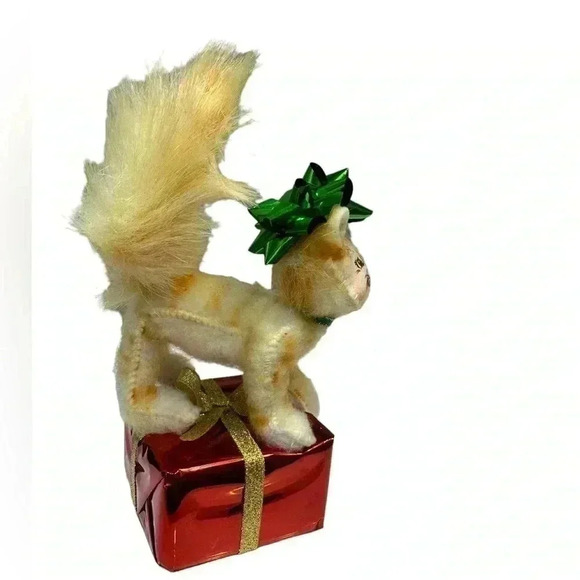 Annalee Fluffy cat on Red Christmas Present 2010 - Picture 4 of 6